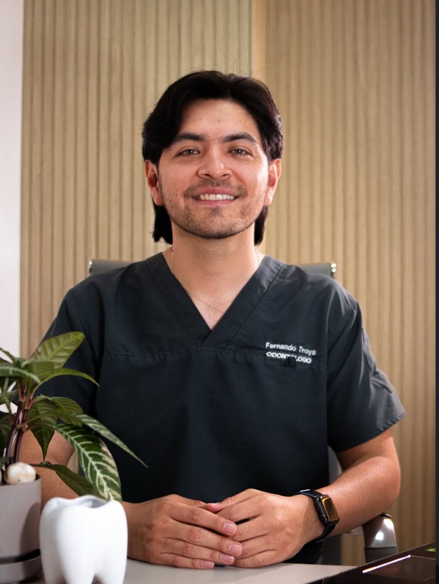 Dr. Fernando Troya, odontólogo